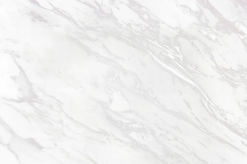 Restauration de marbres nobles, du Blanc de Carrare au Noir Marquina par Marbre Élégance.