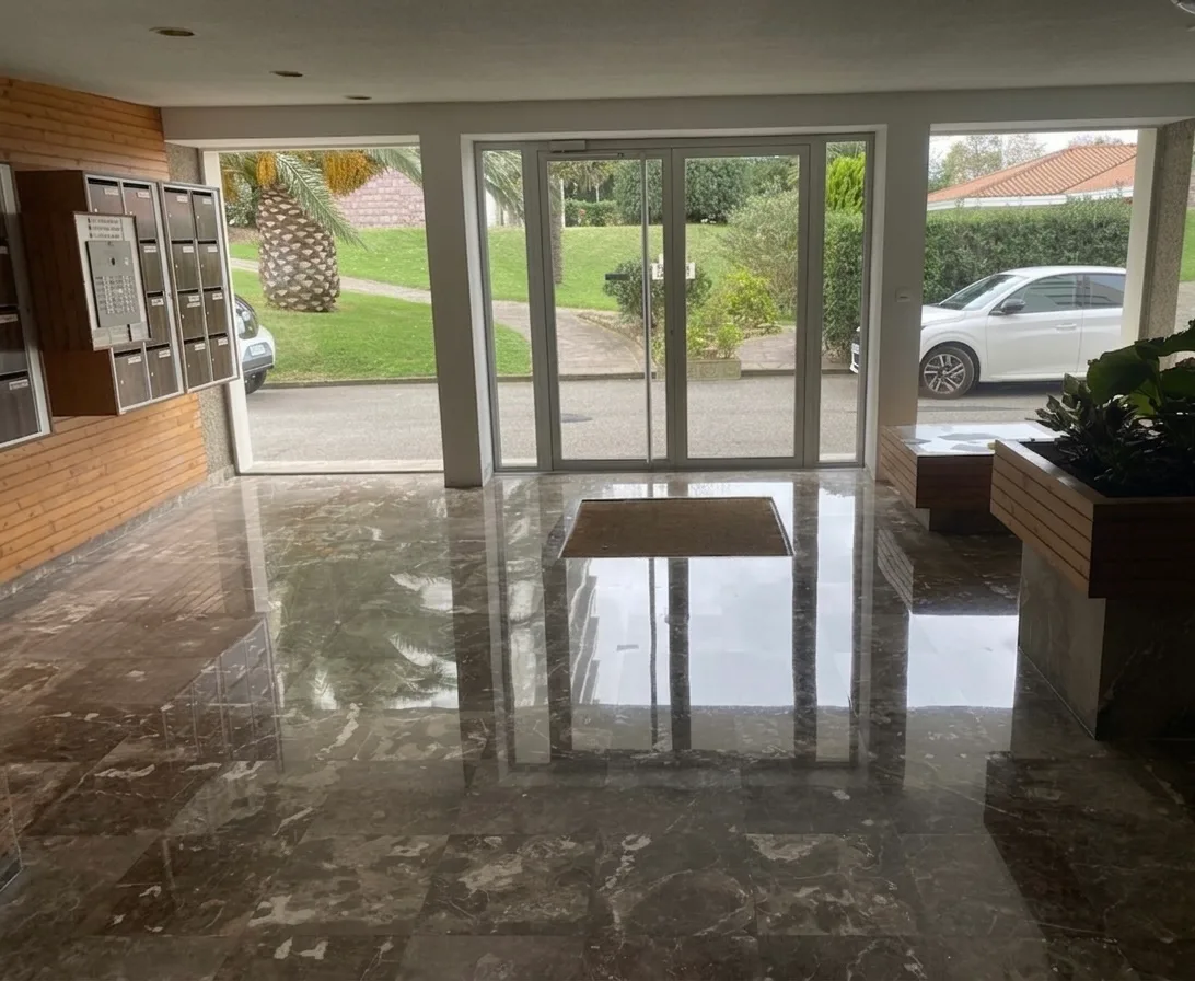 Rénovation et polissage miroir d'un hall en marbre à Biarritz - Marbre Élégance